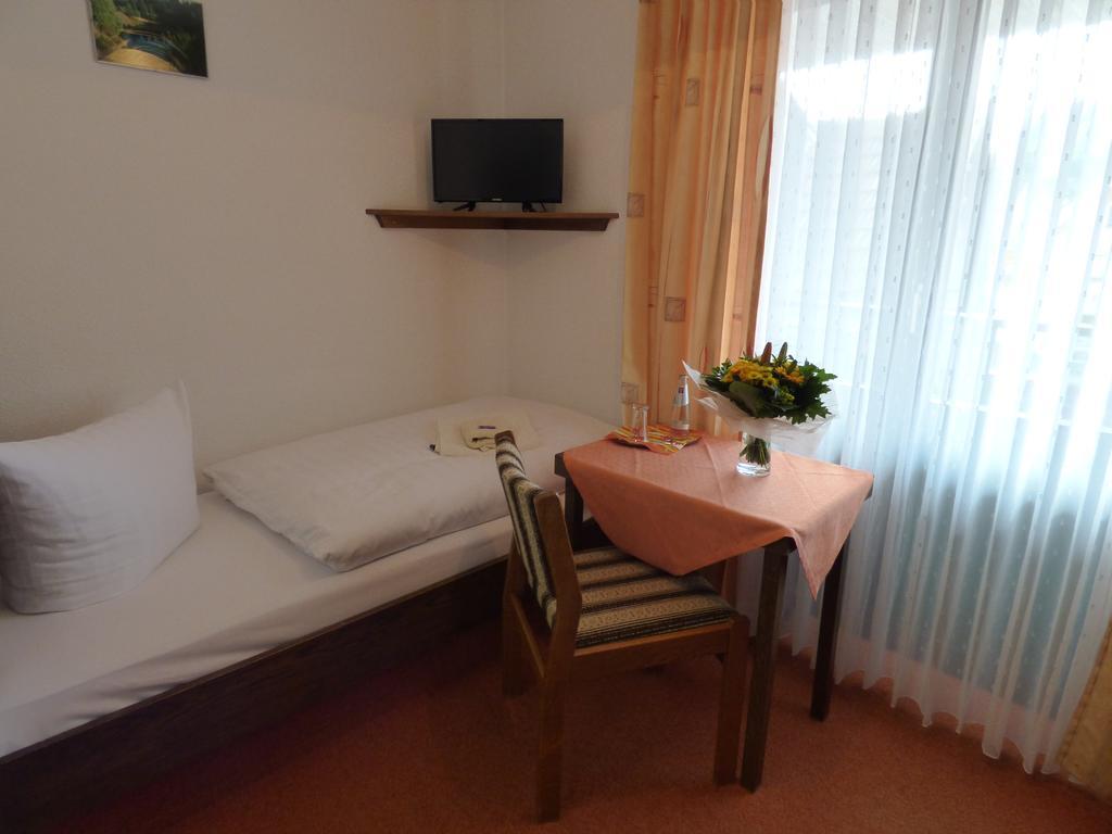 Pension Gasthof Zum Lamm Bischofsheim an der Rhoen Exterior photo
